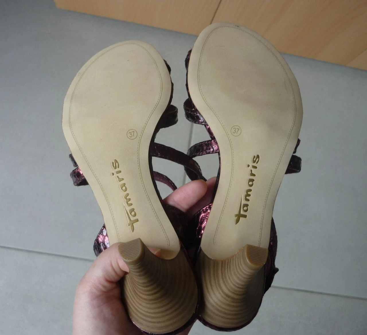 Sapatos de salto vermelho metálico bordô com tiras da Tamaris Tamanho 37 – photo 7